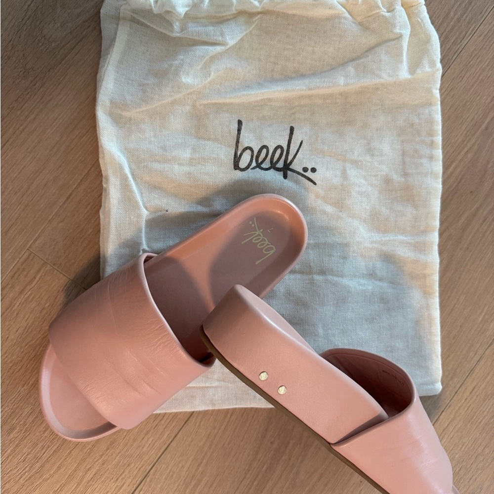 BEEK (comes with shoe bag)
Women's Slide Sandals in Soft Pink